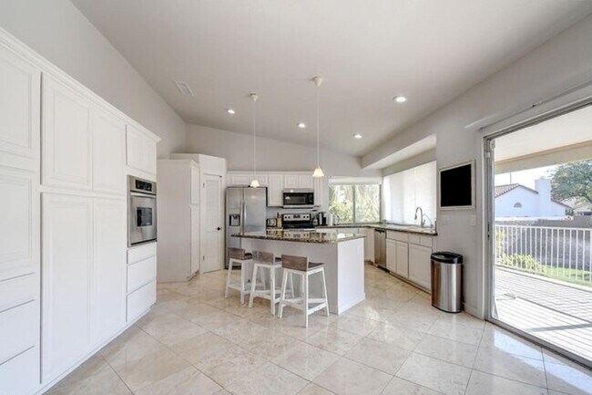 Building Photo - 5623 E Claire Dr