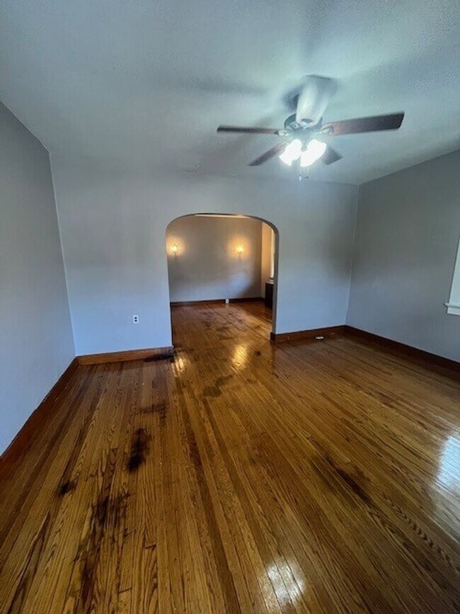 Building Photo - 2 bedroom 1 bath
