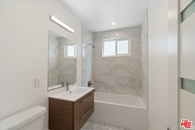 Building Photo - 702 S St Andrews Pl