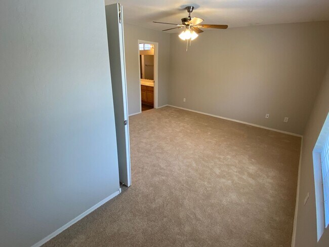 Building Photo - 4 Bedroom, 3 bath, two story with loft in ...