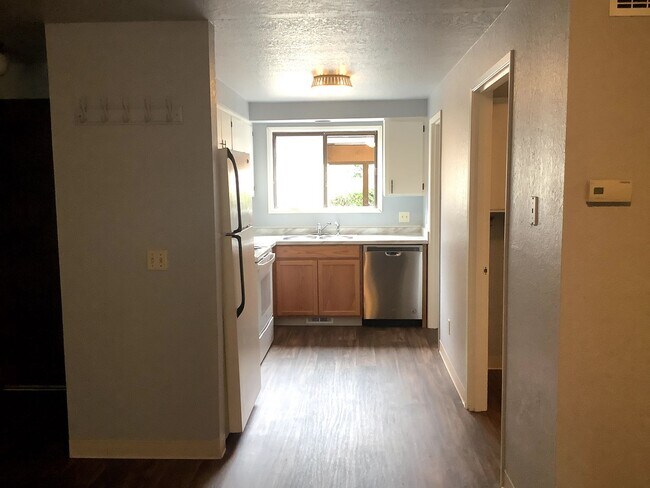 Building Photo - 2-Bedroom 1 1/2 bathroom townhouse in Springfield