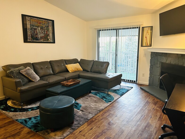 Building Photo - 910 S Walden St