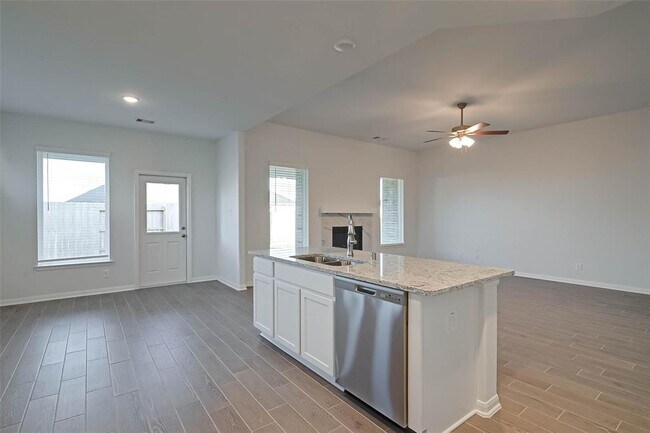 Building Photo - 939 Summer Vlg Wy