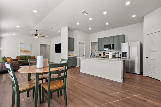 Building Photo - More Space, More Style, Welcome to 2507 Kenwood!