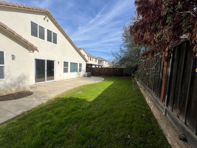 Building Photo - 4 bedroom home with 3 car garage in Patterson!