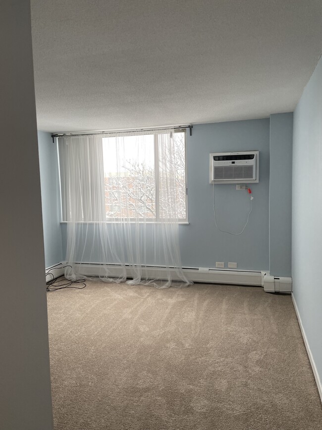 Giant bedrooms. Brand new carpet. Brand new AC units - 2211 S Stewart Ave