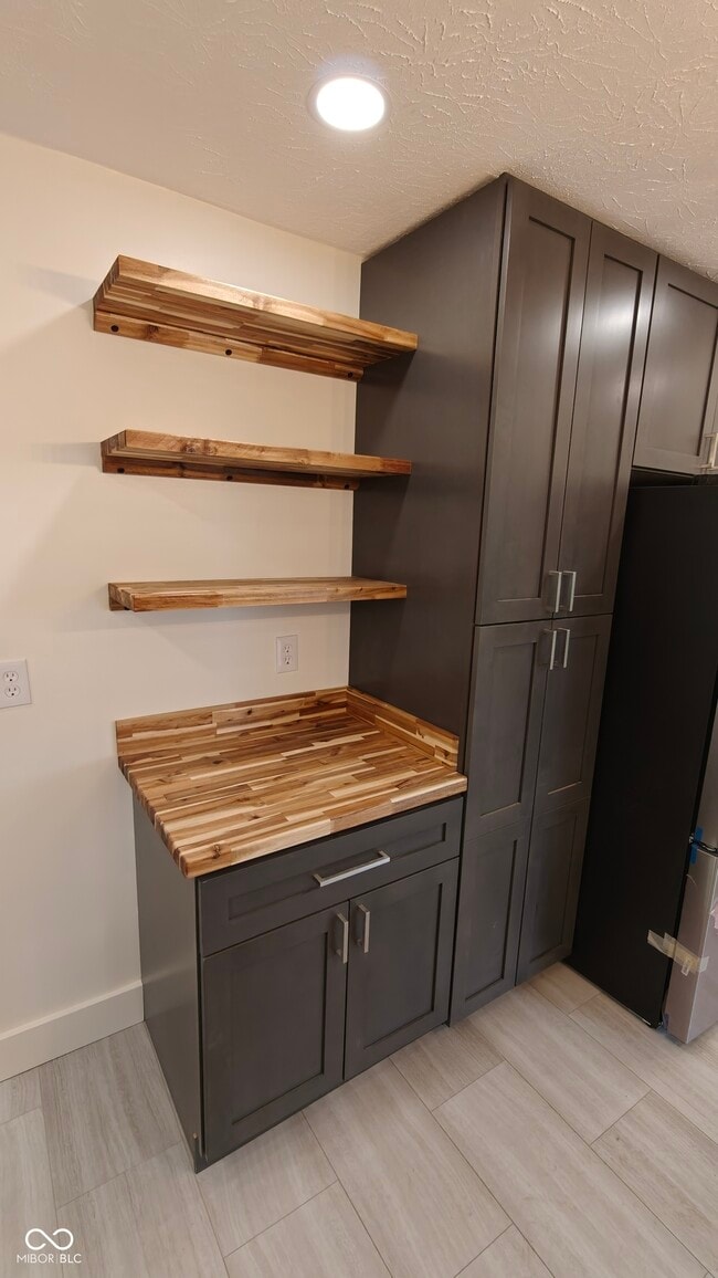 Building Photo - 2183 S Fairview Dr