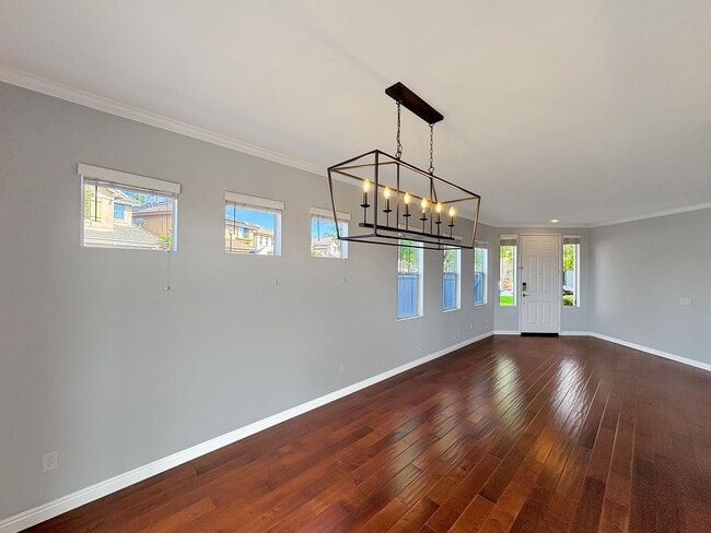 Building Photo - Beautiful 4B/3BA house w/ large backyard i...