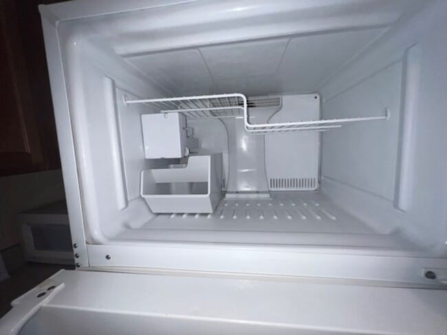 Building Photo - MOVE IN MAY-Water & electricity included 1x1 above garage apartment!! Full kitchen & bathroom!! W...