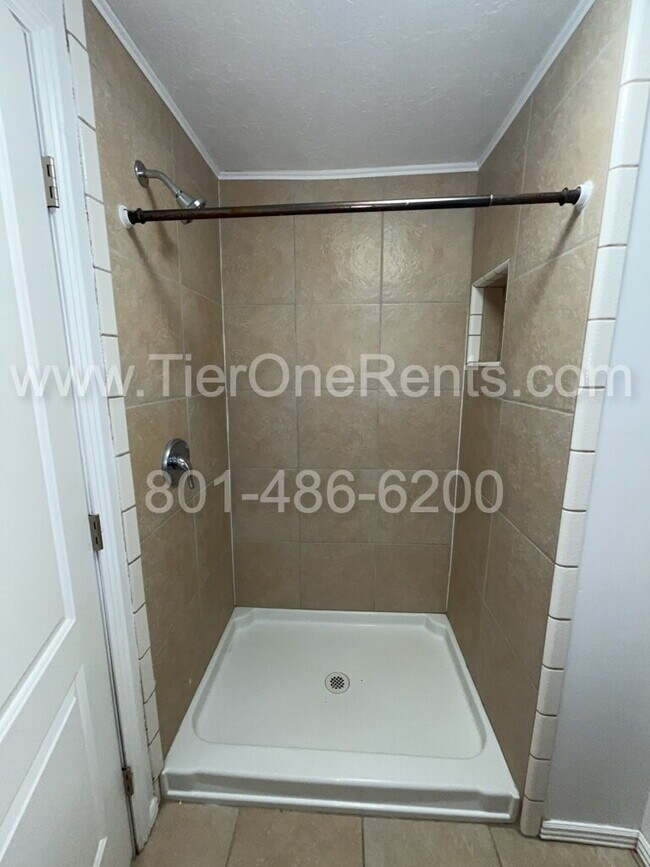 Building Photo - NO DEPOSIT option available for qualified ...