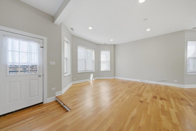 Building Photo - 4742 N Sawyer Ave