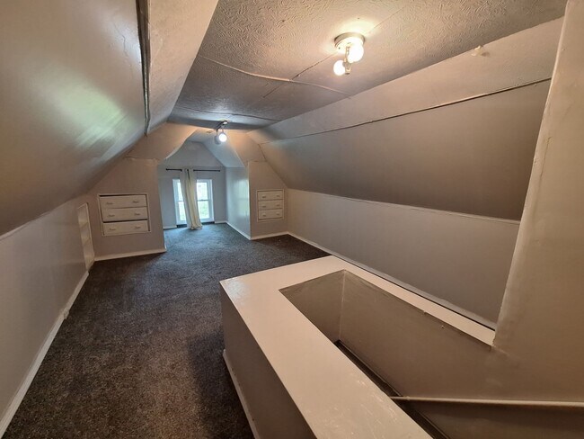 Building Photo - AVAILABLE June 1st - 6 Bedroom, 2 Bath House with Garage $200 Off First Months Rent!