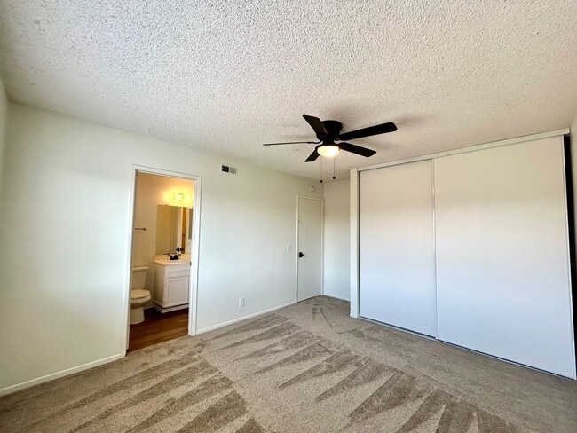 Building Photo - 5 Bed, 2 Bath in Otay Mesa!