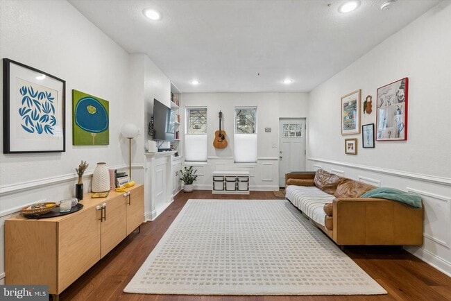 Building Photo - 1555 E Palmer St