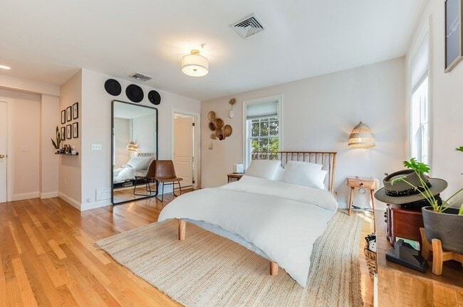 Building Photo - 601 E Broadway