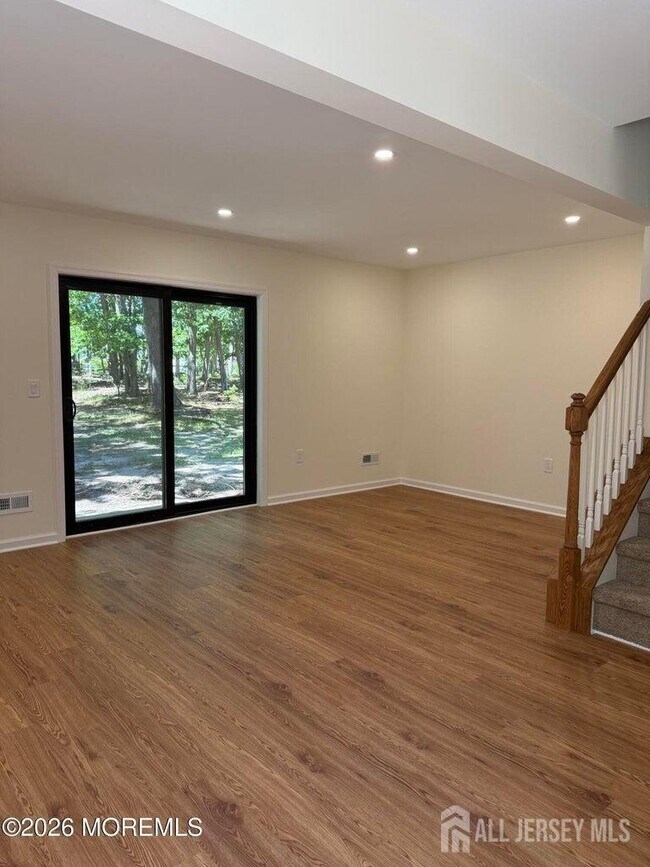 Building Photo - 5 Canary Cir