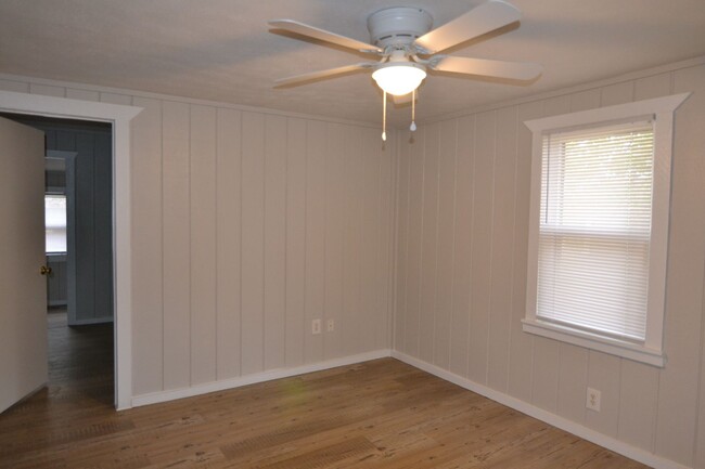 Building Photo - Charming 1 Bedroom Home Available!