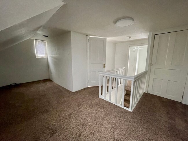 Building Photo - Coraopolis - 2 Bed 2 Bath - Immaculately M...