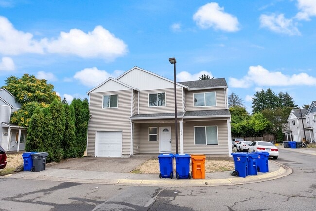 Building Photo - 5Bed/2.5 Bath House available