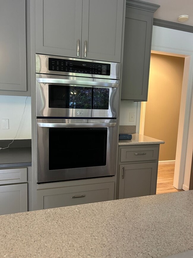 Building Photo - 3bd/2.5ba Redmond Home