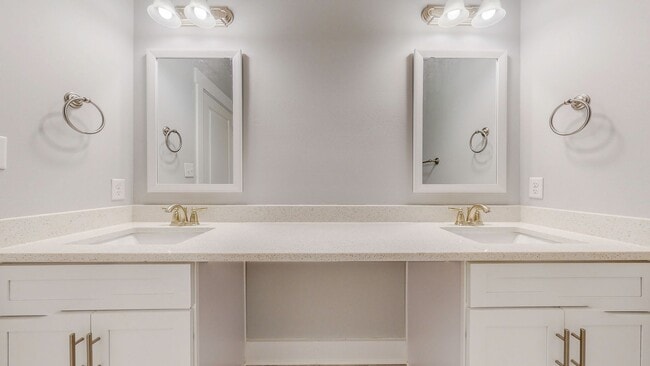 Building Photo - End unit!  Washer/Dryer Included! Beautiful 3 Bedroom Townhome (larger floorpan) with Screened-In...