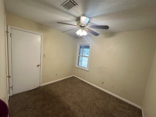 Building Photo - House for Rent