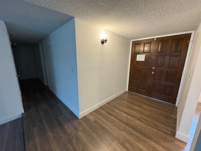 Building Photo - SW Visalia Home Available Now!