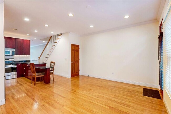 Building Photo - 270 Waterman St