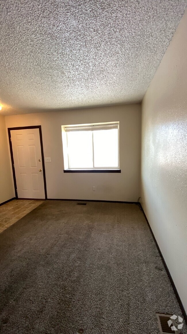 Building Photo - 2 bedroom townhouse - Mineola C