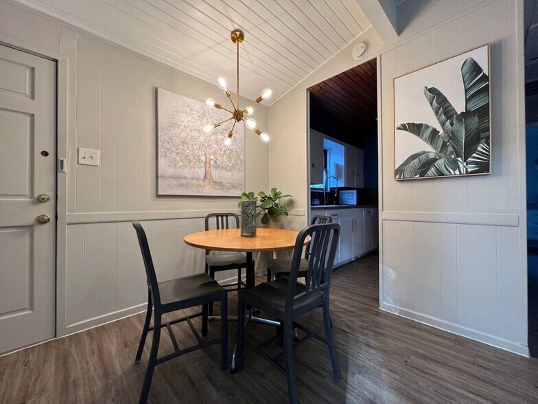 Building Photo - 211 Lessin Ln