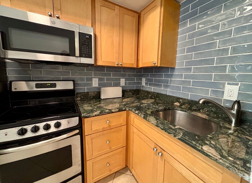 Building Photo - 2630 SW 28th St