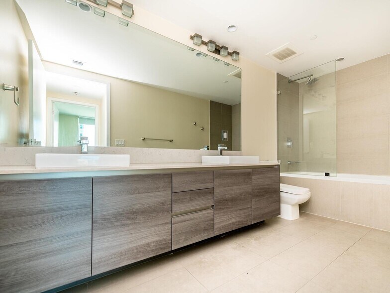 Building Photo - 1080 Brickell Ave