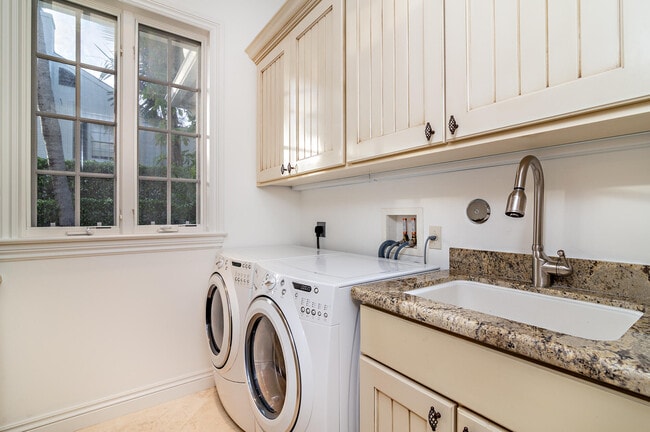 Building Photo - 233 El Pueblo Way