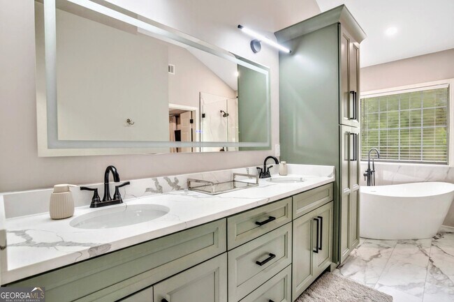 Building Photo - 8008 Clearview Cir