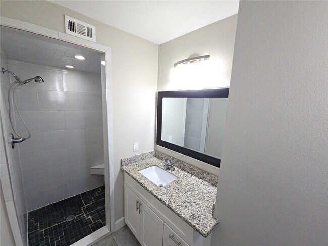 Building Photo - 210 Olive Ave