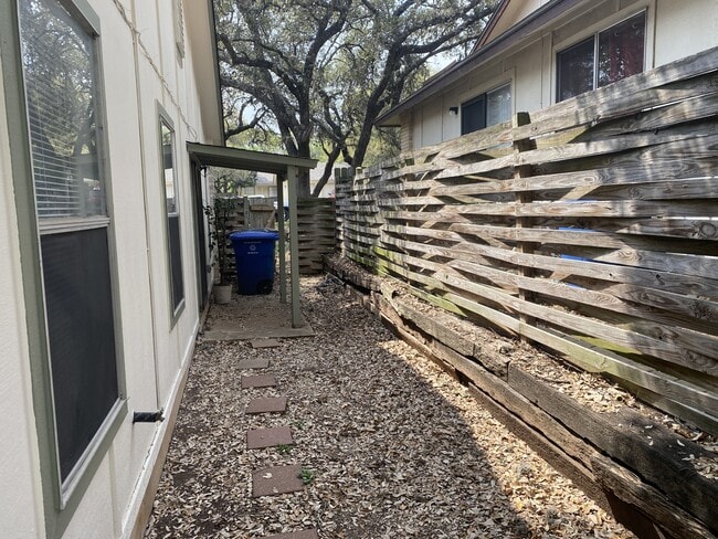 Building Photo - 8917 Hambledon Dr
