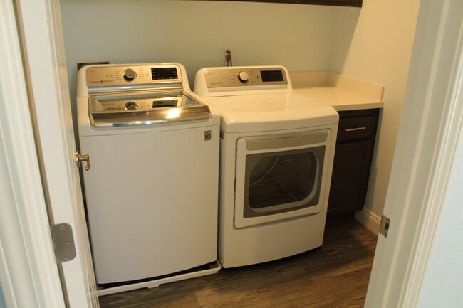 Building Photo - 4372 Ladera Dr