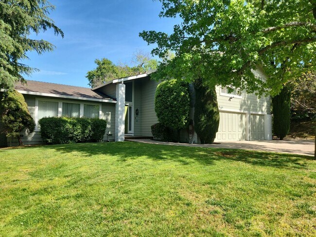 Building Photo - Large Single Family Home with Stunning Vie...