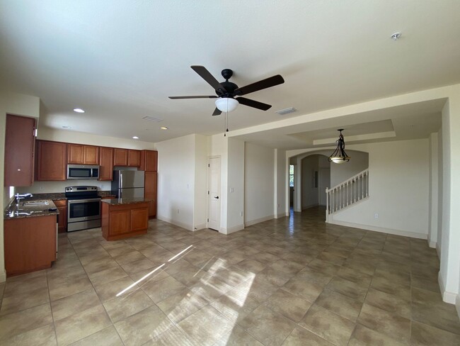 Building Photo - Spacious Davenport Townhouse