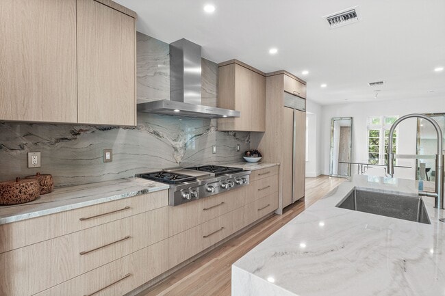 Building Photo - 306 Cordova Rd