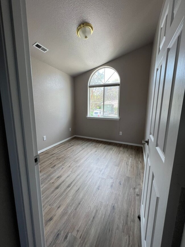 Building Photo - 3 Bedroom, 2.5 Bathroom Townhouse - Near O...