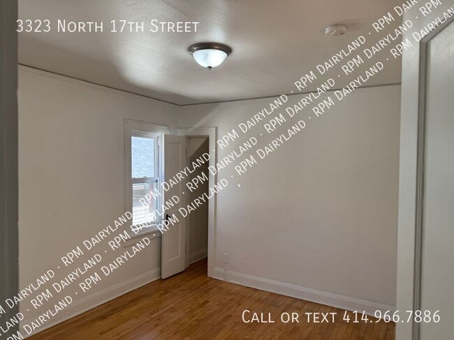 Building Photo - Stunning Newly Renovated 2-Bedroom Upper D...