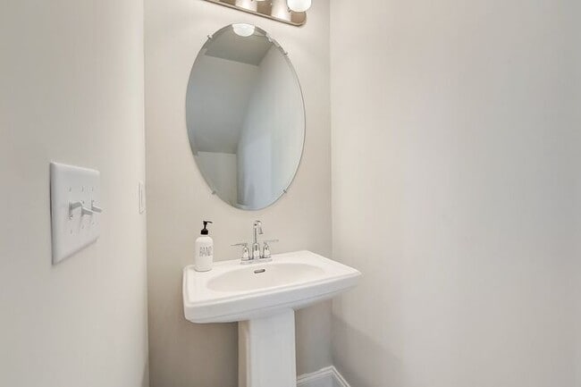 Building Photo - 1001 Lifford Ln