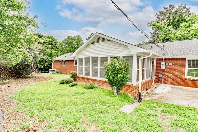 Building Photo - 300 Long Forest Cir