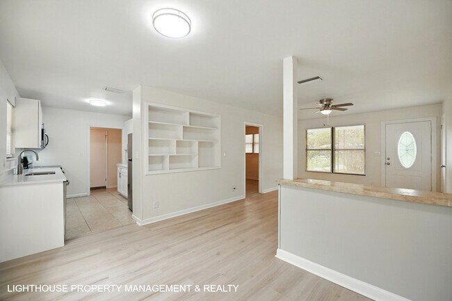 Building Photo - Stunning, Fully Renovated 4 Bed/2 bath Home!