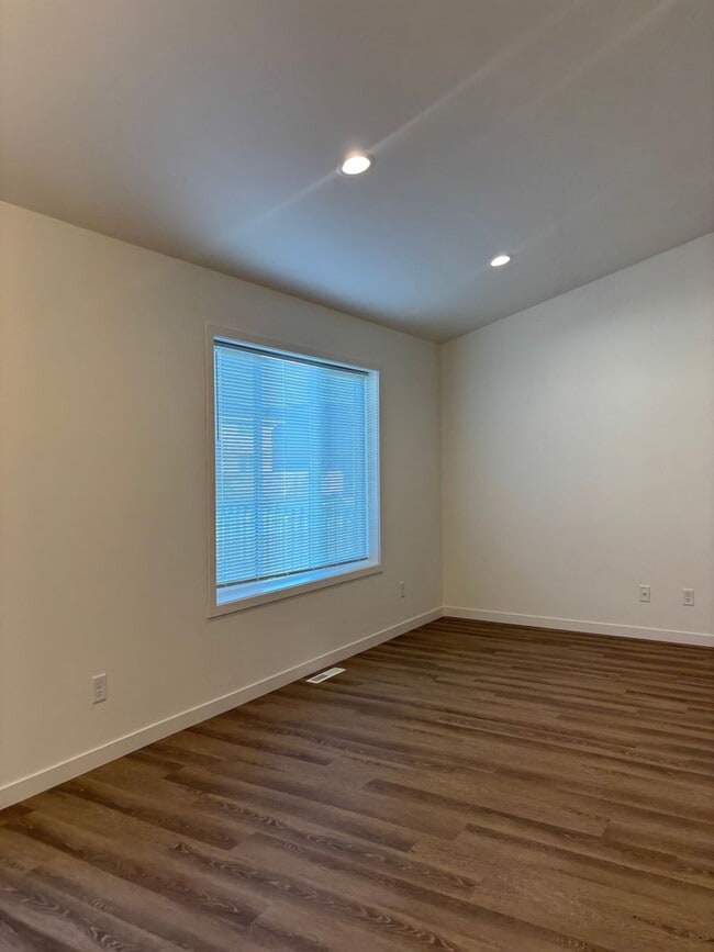 Building Photo - 3 Bedroom 3 Bathroom Townhomes