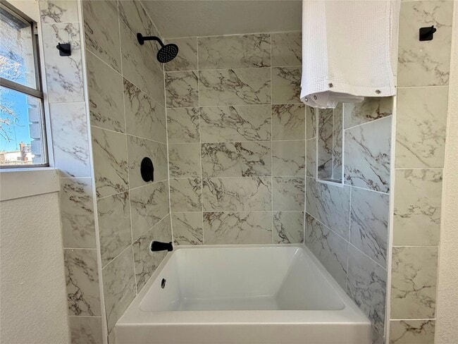 Building Photo - 100 Shady Oaks Ln