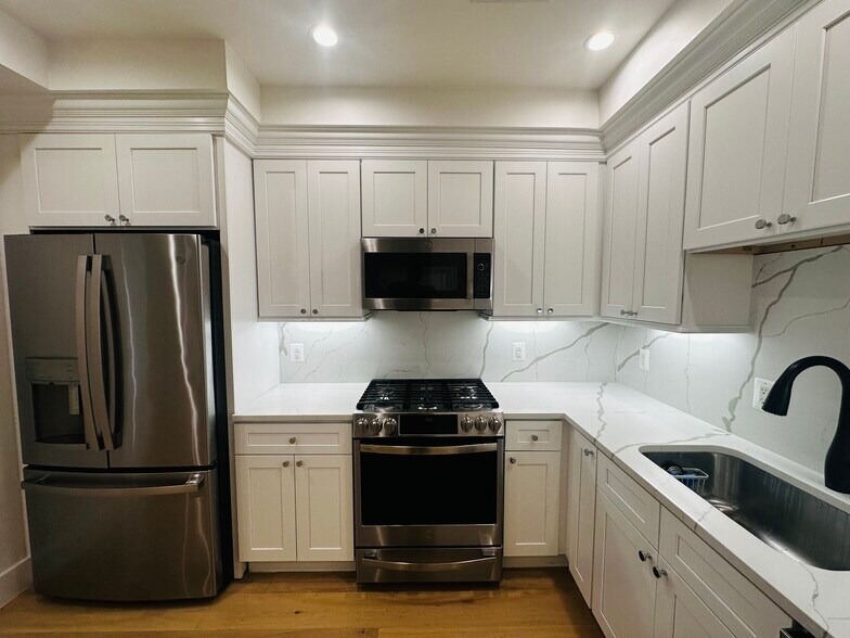 Building Photo - 1658 K St NE