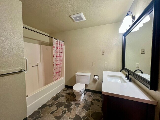 Building Photo - Well Maintained 2BD Duplex - Water Included