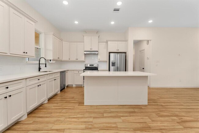 Building Photo - 24738 Roscommon Ln